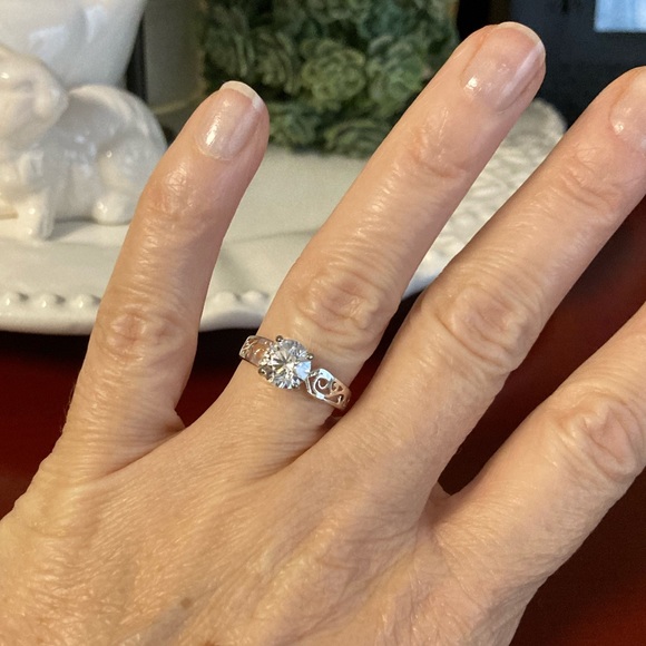 Round solitaire ring - Picture 11 of 12